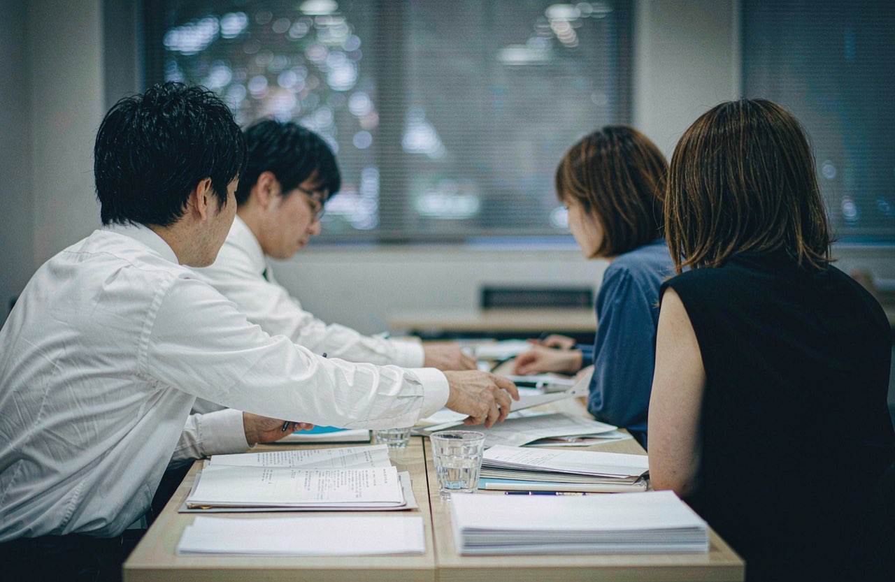 会议室里的商务会谈场景
