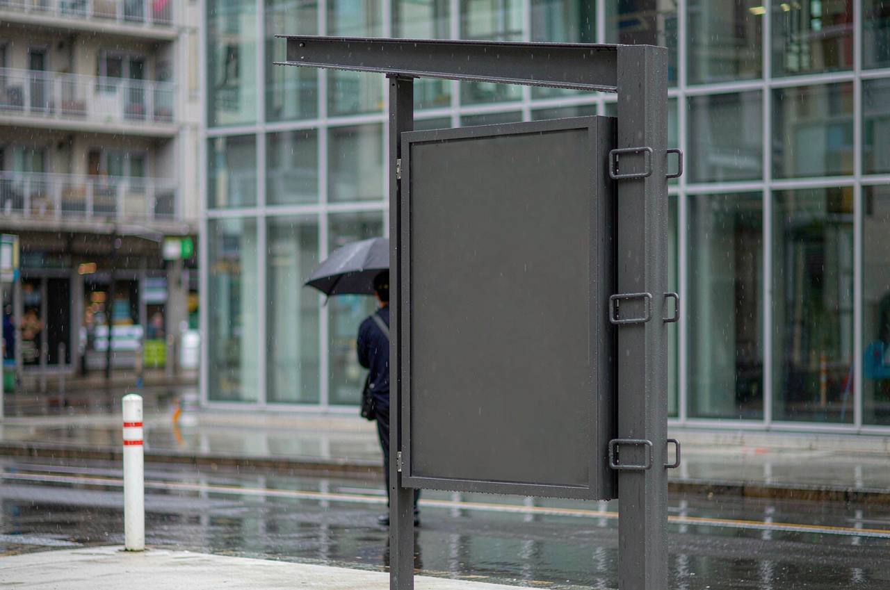 雨中街边的空公告栏